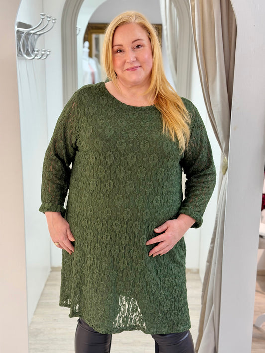 Pitkähihainen pitsimekko Plus size
