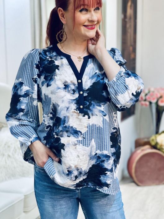 In Front Pusero Ofelia 16958 Blue In Front pusero yhdistaen makeasti raitaa ja kukkia. Edessa paantien alla on nappeja ja In Front Pusero Ofelia 16958 Blue In Front pusero yhdistaen makeasti raitaa ja kukkia. Edessa paantien alla on nappeja ja