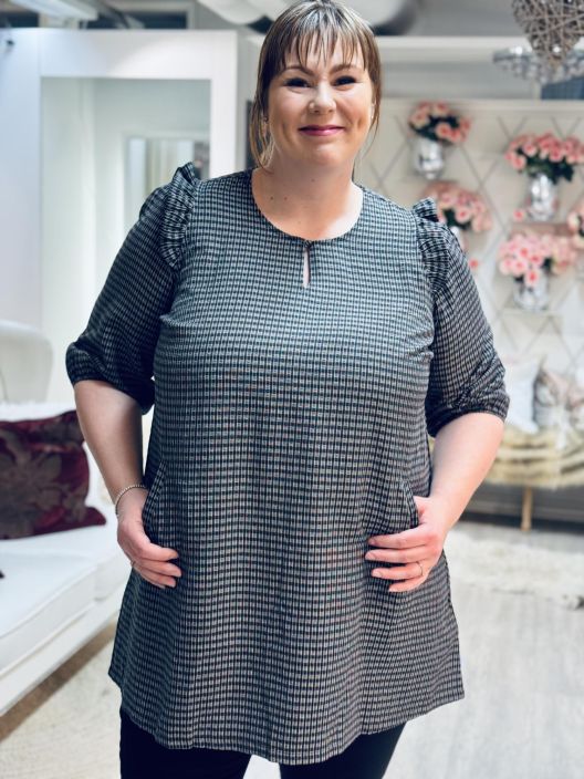 Zhenzi RuutuTunika/Mekko Somi 201067 Plusmerkilta Zhenzi makea ruudullinen tunika/mekko. Tunikassa on valja hiha, jossa