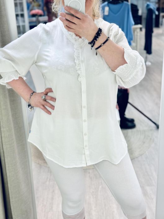 Zhenzi Pusero Edith 201278 Plusmerkilta Zhenzi pusero pumpulinpehmeaa viskoosia. Romanttinen pitsi kiertaa kauniisti Zhenzi Pusero Edith 201278 Plusmerkilta Zhenzi pusero pumpulinpehmeaa viskoosia. Romanttinen pitsi kiertaa kauniisti