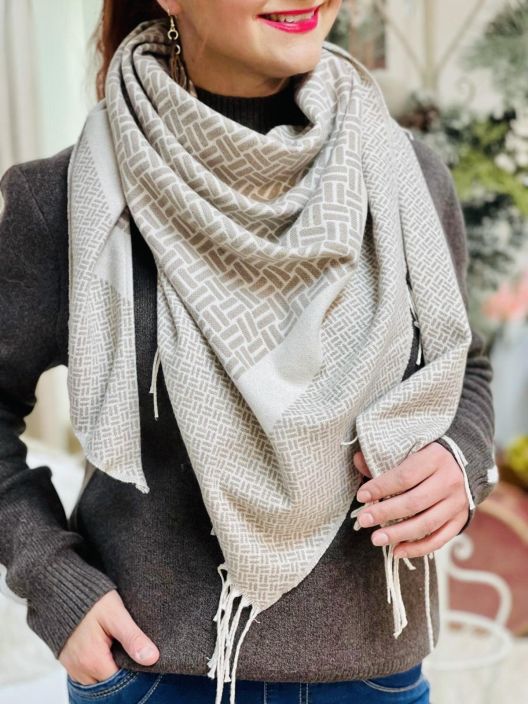 Street One Kolmiohuivi 573020 Street One ohut ja ihanan pehmea kolmiohuivi. Huivissa on kiva kuviointi, jossa on peilikuvana