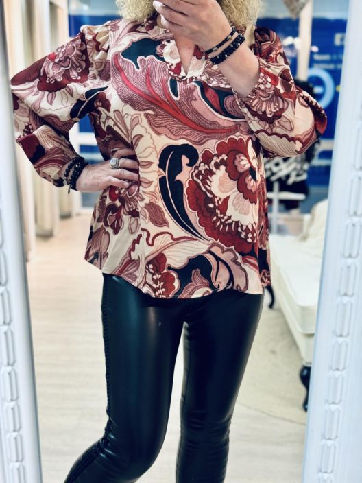 2B SatiiniPusero Runa 1021377 Rose Leaf 2-B pusero ohutta ja ylellista silkkiviskoosia. Mallissa on avoin paantie ja reilu