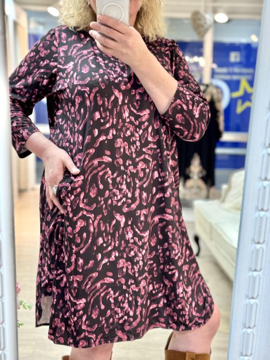 Zhenzi TunikaMekko Alice 201188 Plusmerkilta Zhenzi a-linjainen tunikamekko todella pehmeaa ja mukavan joustavaa trikoota. Zhenzi TunikaMekko Alice 201188 Plusmerkilta Zhenzi a-linjainen tunikamekko todella pehmeaa ja mukavan joustavaa trikoota.