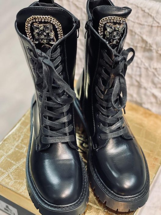 New Collection StrassiMaiharit 58126 New Collection kevyet maiharit reilulla traktoripohjalla ja upealla strassikoristeella.