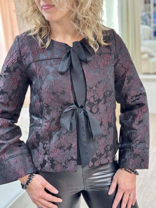 A-VIEW Jakku Aria 6083 Burgundi A-VIEW jakku kaunista burgundinpunaista jacquardkangasta. Edessa on kahdet solmittavat