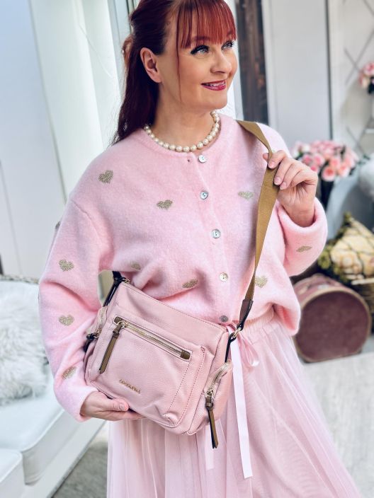 New Collection Laukku Crossbody 62121 New Collection kivan kokoinen laukku monilla taskuilla. Laukkuun kuuluu reilu New Collection Laukku Crossbody 62121 New Collection kivan kokoinen laukku monilla taskuilla. Laukkuun kuuluu reilu