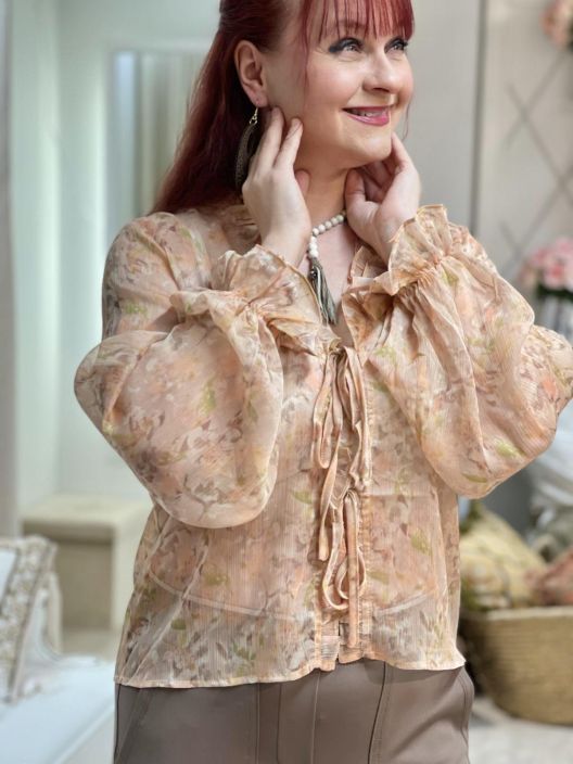 A-VIEW SifonkiJakku Flounce 4936 Sand-Peach A-VIEW unelman kevyfrillapusero kevytta ja osittain lapikuultavaa sifonkia. A-VIEW SifonkiJakku Flounce 4936 Sand-Peach A-VIEW unelman kevyfrillapusero kevytta ja osittain lapikuultavaa sifonkia.