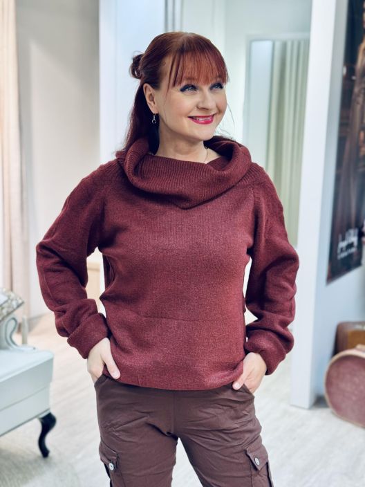 New Collection NeulePusero 618 New Collection neulepusero reilulla ja valjalla poolokauluksella. Puserossa on raglanhiha ja