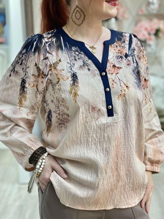 In Front Pusero Judith 16952 Soft Rose In Front kaunis roosa-tummansininen pusero. Edessa paantien alla on nappeja ja hihaan In Front Pusero Judith 16952 Soft Rose In Front kaunis roosa-tummansininen pusero. Edessa paantien alla on nappeja ja hihaan