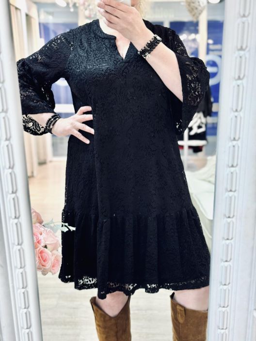 Zhenzi Pitsimekko Tist 201111 Plusmerkilta Zhenzi mekko kaunista ja hyvin joustavaa pitsia. Mekko viistottuu hieman helmaa Zhenzi Pitsimekko Tist 201111 Plusmerkilta Zhenzi mekko kaunista ja hyvin joustavaa pitsia. Mekko viistottuu hieman helmaa