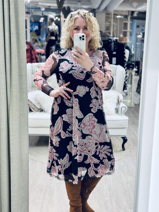 Zhenzi Mekko Adley 201174 Plusmerkilta Zhenzi mekko kevytta ja joustavaa meshkangasta. Alla on mukavan joustava trikoovuori