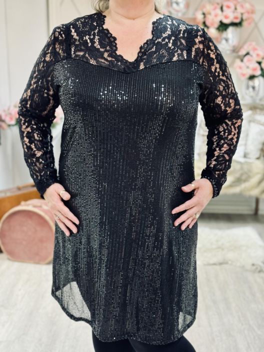 New Collection Paljetti-PitsiMekko 2382 Plusmallistoa New Collection kauniisti kimaltava ja ihanasti joustava paljettimekko.