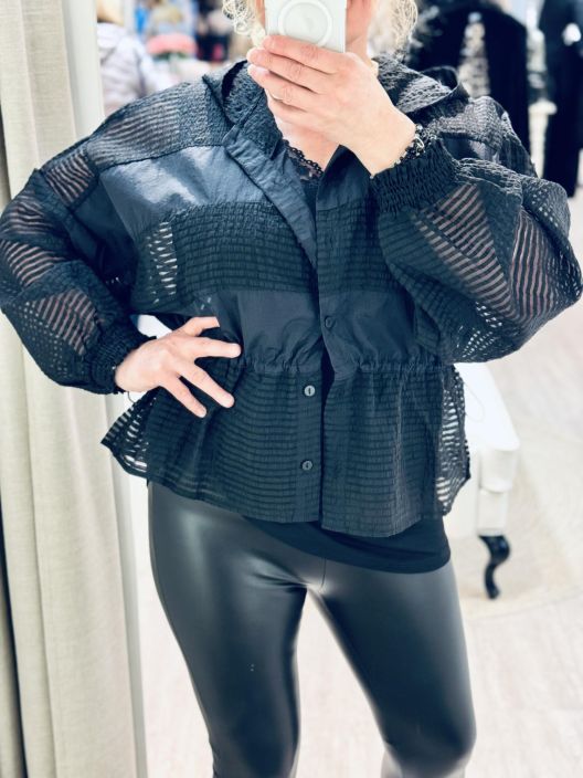 Gozzip HuppariJakku Cecilie 256023 Black Plusmallistoa Gozzip huppujakku oversize mallilla. Jakussa on yhdistetty makeasti Gozzip HuppariJakku Cecilie 256023 Black Plusmallistoa Gozzip huppujakku oversize mallilla. Jakussa on yhdistetty makeasti