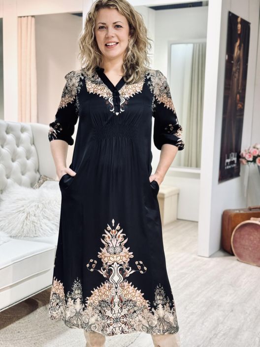 2B SatiiniMekko Sita 1021419 Black 2-B linjakas mekko ohutta ja ylellista silkkiviskoosia. Vajaamittainen hiha on kivan