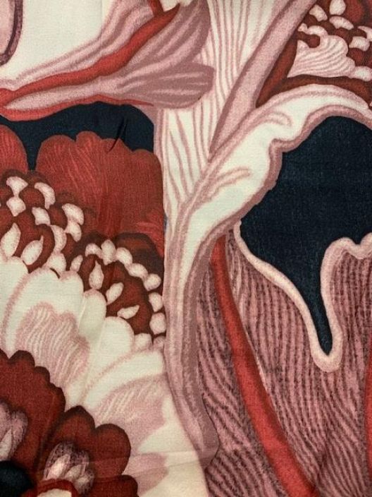 2B SatiiniPusero Runa 1021377 Rose Leaf 2B pusero ohutta ja ylellista silkkiviskoosia. Mallissa on avoin paantie ja reilu