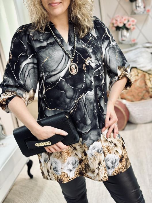 2B Tunika Rim 1021381 Golden Black 2-B Tunika ohutta ja ihanan pehmeaa viskoosia. Tunikassa on nayttava kuosi, jossa