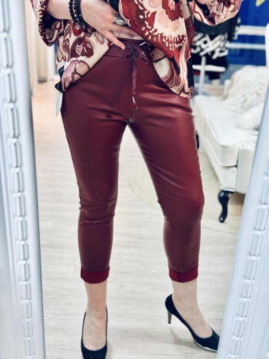 New Collection KeinoNahkaJoggerit 022 New Collection joggerit ohutta, liukasta ja kivan siftaavaa nakhajaljitelmaa.