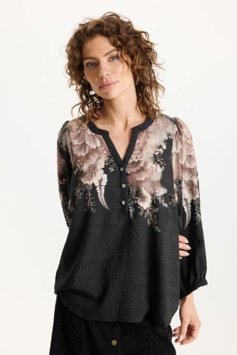 In Front Pusero Miller 16823 Cafe Latte In Front pusero upealla ruskealla kuosilla. Kuosin lisaksi kankaassa on kevyt