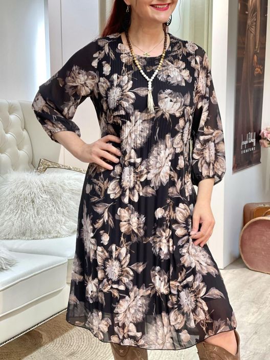 2B SifonkiMekko Alina 1021420 Golden Flower 2-B kauniisti ylaosasta pliseerattu sifonkimekko. Vajaamittainen hiha on kivan