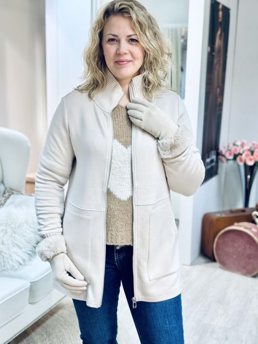 Street One CollegeJakku 212806 Street One rento jakku superpehmeaa viskoosicollegea. Edessa on vetoketju ja reilut taskut.