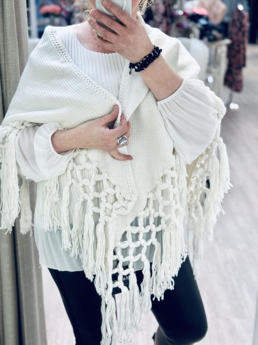 New Collection Kolmiohuivi New Collection kolmiohuivi upeilla hapsuilla. Materiaali on pehmeaa ja hieman paksumpaa. Ihanan