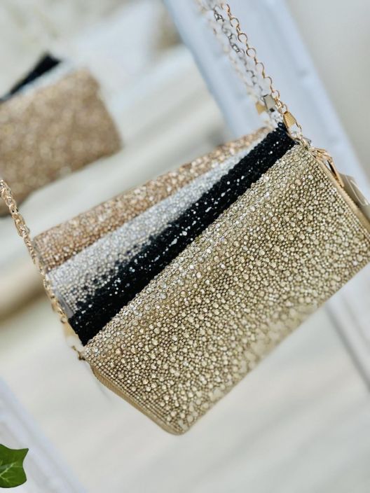 New Collection StrassiLompakko/Laukku 870 New collection ihanasti kimmeltava strassilompakko/laukku. kiinnitys on