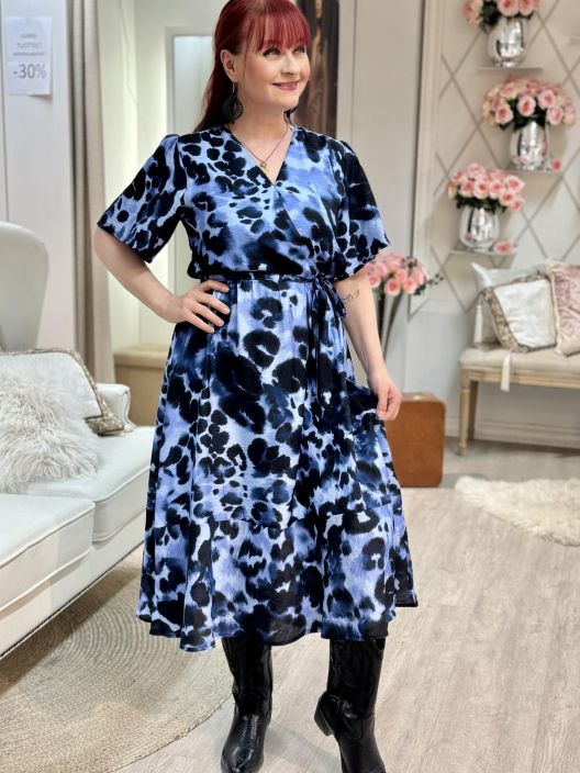 ZE-Ze Mekko Dagmar 501078 Ze-Ze elainkuviollinen mekko kivan sinisen savyssa. Mekossa kaunis valekietaisu paantie ja malli ZE-Ze Mekko Dagmar 501078 Ze-Ze elainkuviollinen mekko kivan sinisen savyssa. Mekossa kaunis valekietaisu paantie ja malli