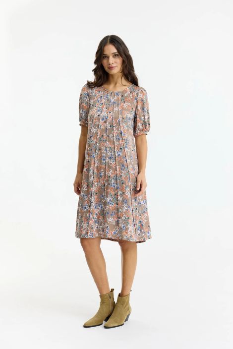 In Front Mekko Lucette 17014 Mocca In Front laskeutuva ja joustava kellohelmainen mekko ihanan liukaspintaista trikoota. In Front Mekko Lucette 17014 Mocca In Front laskeutuva ja joustava kellohelmainen mekko ihanan liukaspintaista trikoota.