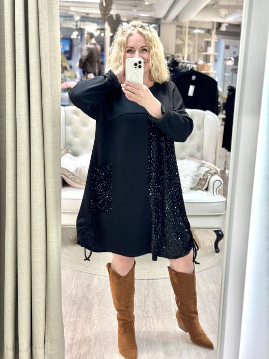 New Collection Paljettimekko 7257 Plusmallistoa New Collection makee trikoomekko. Nayttavat paljetit edessa toisella sivulla