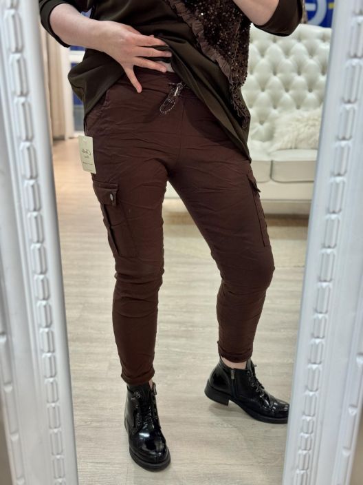 New Collection ReisitaskuJoggerit Hope 043 New Collection joggerit makeilla reisitaskuilla. Mukavuuden takaa joustava