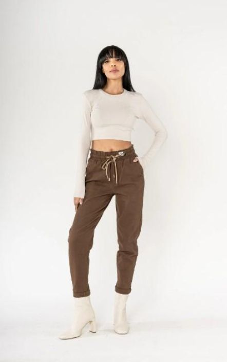 New Collection Joggerit Nina 005 New Collection joggerit/collegehousut ruskeen savyna. Materiaali paksumpaa puuvillaa.