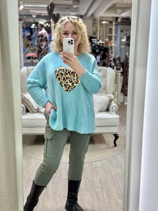 New Collection Neulepusero 60661 LeoSydan Plusmallistoa New Collection neulepusero ihanan pehmeaa porrolankaa. Mallissa on