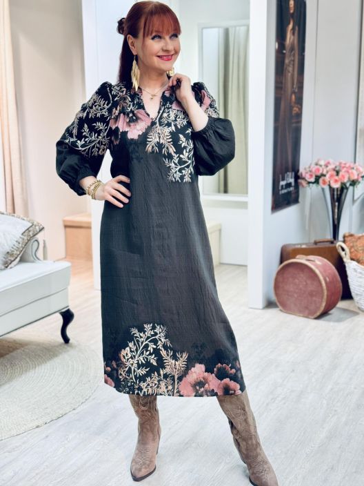 In Front Mekko Lilly 16862 Mocca In Front syvan ruskea mekko upealla kuosilla helmassa ja ylhaalla. Kuosin lisaksi kankaassa In Front Mekko Lilly 16862 Mocca In Front syvan ruskea mekko upealla kuosilla helmassa ja ylhaalla. Kuosin lisaksi kankaassa