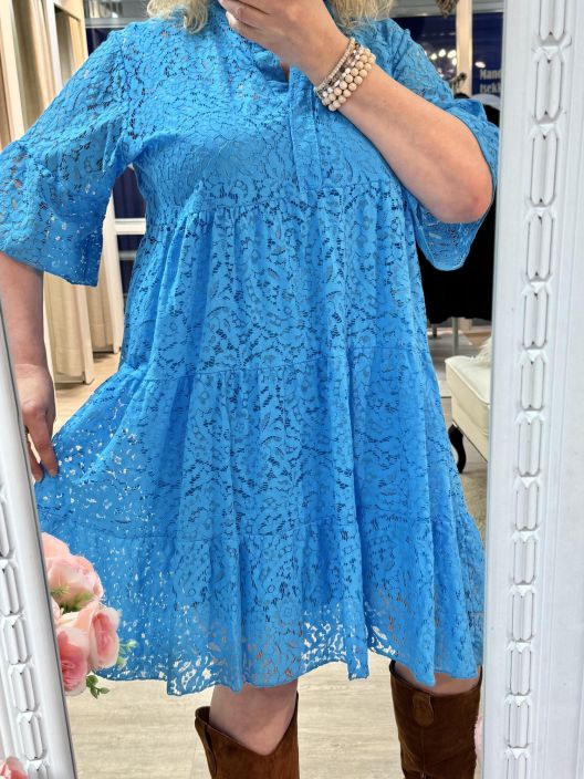 New Collection Pitsimekko 2002 New Collection ihana pitsimekko useassa varivaihtoehdossa. Malli on huolettoman a-linjainen