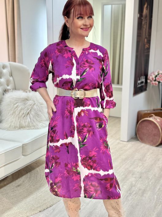 Zhenzi Mekko Elisa Viskoosi 201282 Plusmerkilta Zhenzi mekko kevytta viskoosia. Ilmeikas paantie napeilla, kaarroke takana