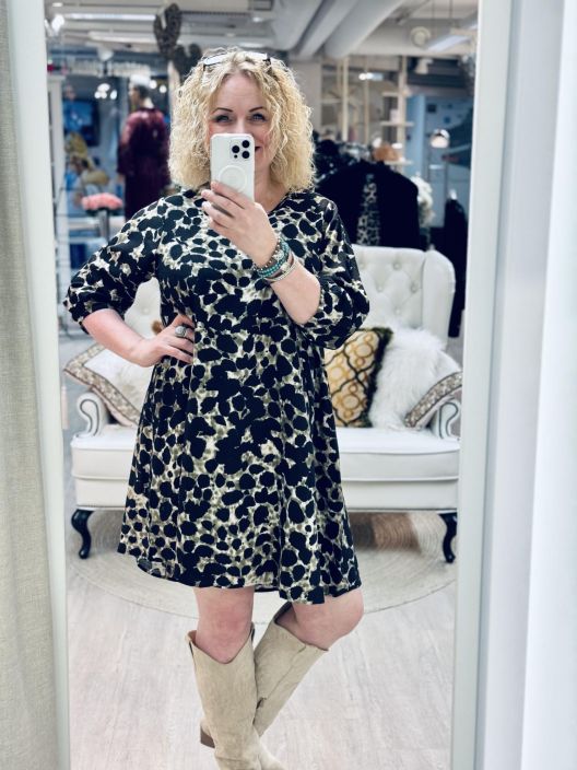 Studio TunikaMekko Birgitte 256817 Black-Green Plusmallistoa Studio tunikamekko kevyesti krepattua ja hieman siftaavaa Studio TunikaMekko Birgitte 256817 Black-Green Plusmallistoa Studio tunikamekko kevyesti krepattua ja hieman siftaavaa