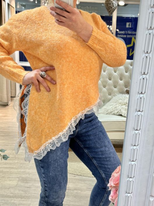 New Collection NeuleTunika/Pusero Pitsihelma 3117 New Collection pehmea ja porroinen neuletunika/pusero. Puserossa on New Collection NeuleTunika/Pusero Pitsihelma 3117 New Collection pehmea ja porroinen neuletunika/pusero. Puserossa on