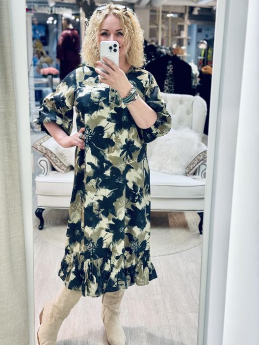 Studio Mekko Anita 256819 Green-Black Plusmerkilta Studio kaunis kuosimekko. Hiha on reilu ja hihansuussa ryhtia antaa