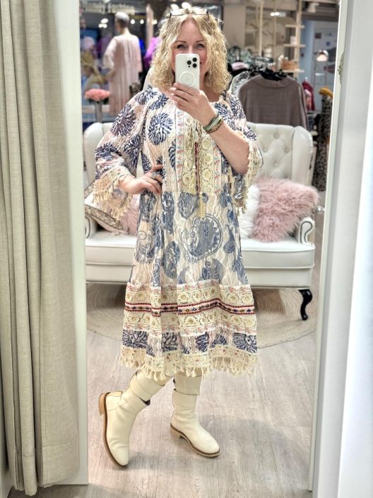New Collection Mekko Boho 3935 Plusmallistoa New Collection bohohenkinen meshmekko. Mallissa on yhdistetty kauniisti