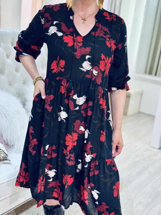 Ze-Ze Mekko Anabella 501023 Ze-Ze mekko mukavan ohutta viskoosikreppia. Paantiella kivat nauhatupsut ja sivuilla rennosti