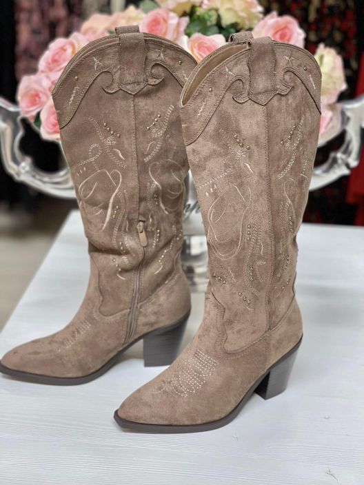 New Collection Bootsit Cowboy 5746 New Collection kevyet bootsit tekstiilimokkaa. Bootsit on makeasti koristeltu