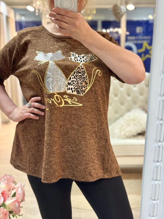 New Collection NeulePusero Cat 603 New Collection kiva kissapusero hyvin ohutta ja pehmeaa neulosta. Jujuna on edessa kaksi New Collection NeulePusero Cat 603 New Collection kiva kissapusero hyvin ohutta ja pehmeaa neulosta. Jujuna on edessa kaksi