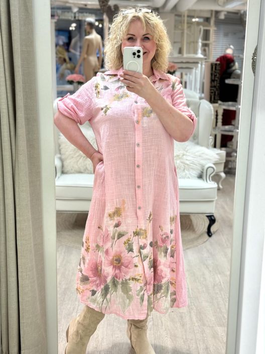 New Collection PaitaMekko 68025 Kukka New Collection paitamekko kauniilla kukkakuviolla. Edessa napit ja sivuilla rentoutta New Collection PaitaMekko 68025 Kukka New Collection paitamekko kauniilla kukkakuviolla. Edessa napit ja sivuilla rentoutta