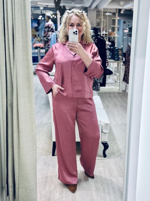 A-VIEW Satiinihousut Carole 8086 Old Rose A-VIEW housut kaunista, tukevaa ja hieman ryppypintaista satiinia. Housussa on A-VIEW Satiinihousut Carole 8086 Old Rose A-VIEW housut kaunista, tukevaa ja hieman ryppypintaista satiinia. Housussa on