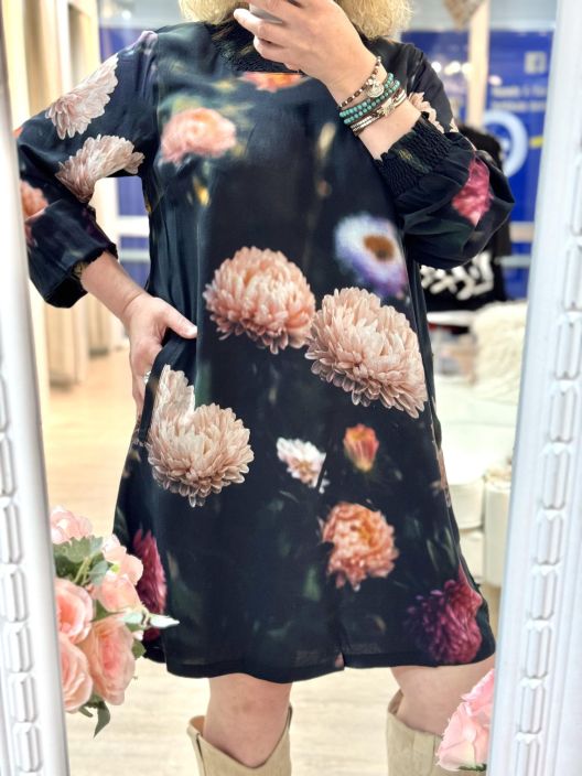 Gozzip Tunika/Mekko Abigail 256052 Peony Print Plusmallistoa Gozzip tunikamekko ihanan pehmeaa viskoosia. Mallissa on Gozzip Tunika/Mekko Abigail 256052 Peony Print Plusmallistoa Gozzip tunikamekko ihanan pehmeaa viskoosia. Mallissa on