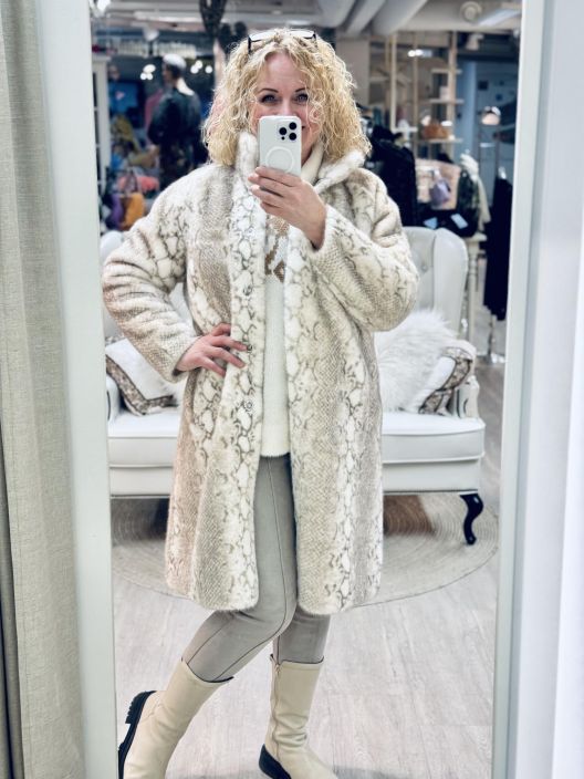 Micha Takki 143232 Brown Micha ihanan pehmea ja ylellisen tuntuinen takki keinokarvaa. Malli on yksinkertaisen tyylikas ja Micha Takki 143232 Brown Micha ihanan pehmea ja ylellisen tuntuinen takki keinokarvaa. Malli on yksinkertaisen tyylikas ja