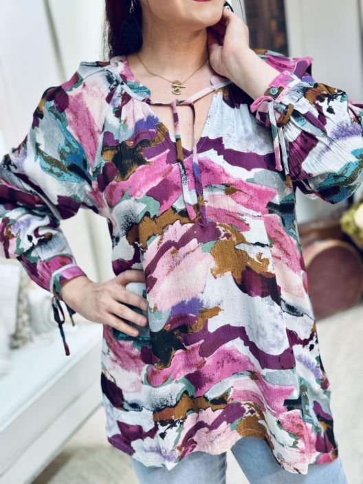 Ze-Ze Pusero Cher 500973Sky Way ZE-ZE kivan varikas kuosipusero ohutta ja pehmeaa viskoosikreppia. Paantie on avoin ja