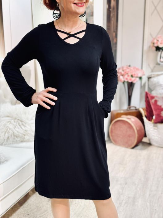 ZE-ZE TrikooMekko Bette 500904 Ze-Ze linjakas mekko ohutta ja pehmeaa viskoositrikoota. Edessa paantiella ilmetta antaa