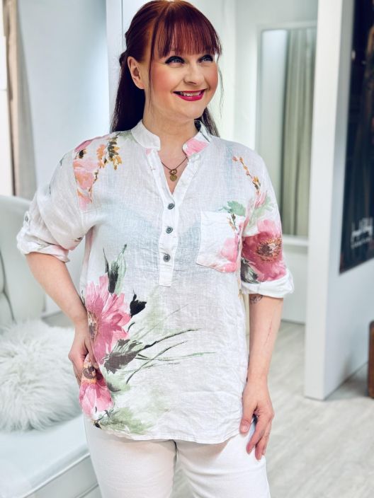 New Collection Pusero Kukka 05586 New Collection kaunis kukallinen pellavapusero. Pystykaulus ja napitus edessa paantien New Collection Pusero Kukka 05586 New Collection kaunis kukallinen pellavapusero. Pystykaulus ja napitus edessa paantien