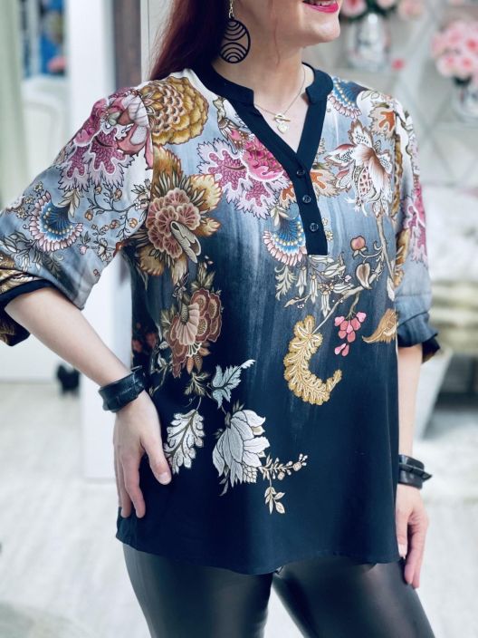 2B Pusero Rina 1021379 Black Flower 2B pusero ohutta ja pehmeaa viskoosia. Mallissa on avoin v-paantie ja sen alla nappeja.